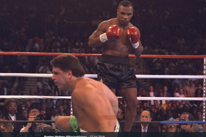 Ketika Mike Tyson(atas) sukses menjatuhkan Peter McNeeley(bawah) pada 19 Agustus 1995. Meski mampu menjatuhkan McNeeley, Tyson akhirnya dinyatakan menang secara diskualifikasi. Pasalnya pihak tim McNeeley memasuki ring ketika pertandingan masih berlangsung. 