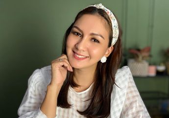 Pamer Punggung Mulus saat Duduk Manis di Atas Perahu, Istri Darius Sinathrya Sukses Bikin Netizen Gagal Fokus: Kelewat Banget Ini Kecehnya!