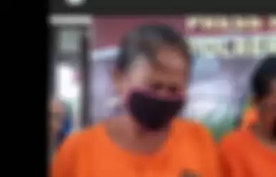 Foto emak-emak pencuri susu yang diunggah Hotman Paris tentu saja menjadi perbincangan netizen. Pemilik toko akhirnya minta maaf di depan polisi.