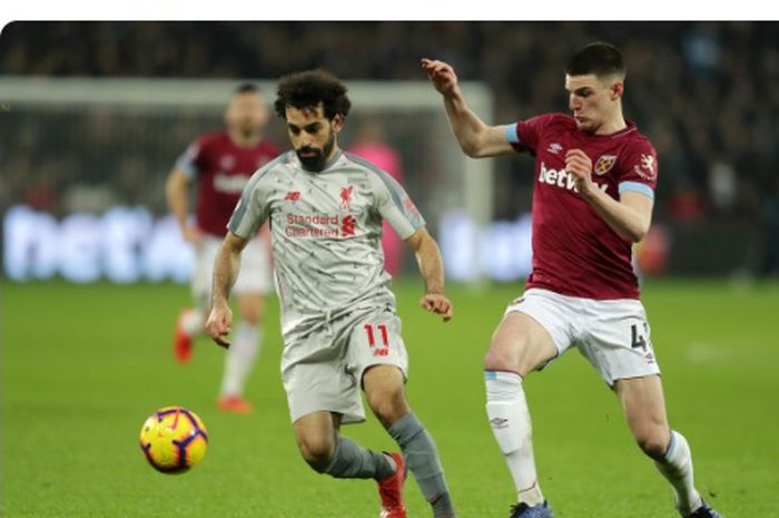 Gelandang West Ham United, Declan Rice (kanan), berduel dengan penyerang Liverpool, Mohamed Salah, dalam laga Liga Inggris di London Stadium, Senin (4/2/2019).