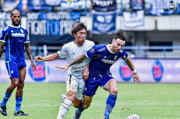 Persib Bandung versus RANS Nusantara FC pada laga pekan kedelapan Liga 1 2022/2023 di Stadion Gelora Bandung Lautan Api (GBLA), Bandung, Jawa Barat, Minggu (4/9/2022).