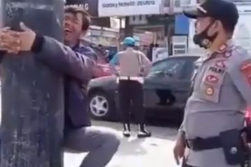 Peluk Tiang Listrik Karena Kedapatan Tidak Mengenakan Masker, Bersumpah Tidak Melanggar Lagi