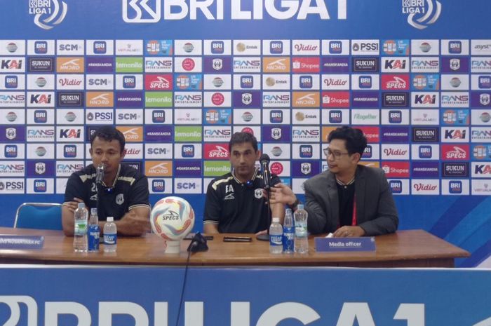 Eduardo Almeida dan Arif Satria dalam konferensi pers RANS Nusantara FC Vs PSM Makassar di Stadion Maguwoharjo, Senin (30/10/2023).