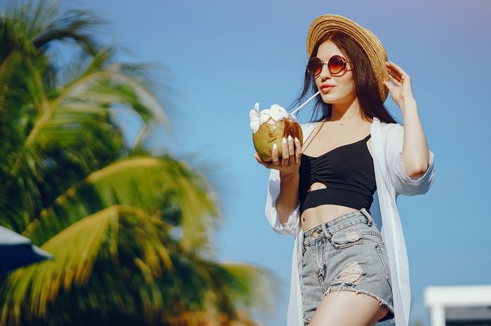 Satu Indonesia Tertipu? Minum Air Kelapa Muda Bisa