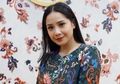 Nagita Slavina Tampil Simpel dengan Dress Kotak-Kotak Saat Hadiri Acara 7 Bulanan Paula Verhoeven, Intip Harganya!