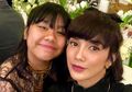 Tanpa Makeup Lebay, Ussy Sulistiawaty dan Putri Sulungnya Amel Tampil Cantik Natural Saat Belanja ke Pasar Tradisional