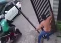 Viral Video Driver Ojol Hampir Celaka Saat Hindari Pagar Besi Rumah yang Ambruk, Aksinya Bikin Kagum Netizen: Abang Ojek Baik Hati