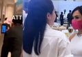 Beda Kelas Beda Attitude, Ayu Ting Ting Kena Skakmat! Mantan Raffi Ahmad Disorot Momen Yuni Shara Elus Perut Nagita Slavina Jadi Perbincangan, Momen Japok 'Nyender' di Dinding Dibahas Lagi