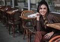 Apes! Rumahnya Dikepung Banjir, Penampilan Yuni Shara Berpose di Tengah Rendaman Air Justru Buat Warganet Salah Fokus