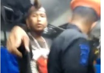 Mondar-Mandir di dalam Kereta Api, Anak Punk Ini Akhirnya Diturunkan Paksa oleh Petugas: Heh Turun, Kamu Udah Mengganggu!