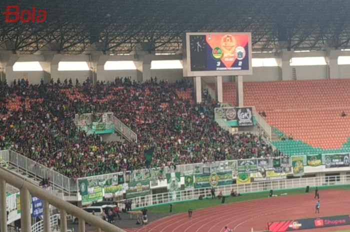 Pendukung Tira Persikabo, Kabomania di tribune utara Stadion Pakansari, menyambut kehadiran suporter Persija Jakarta, Selasa (16/7/2019).