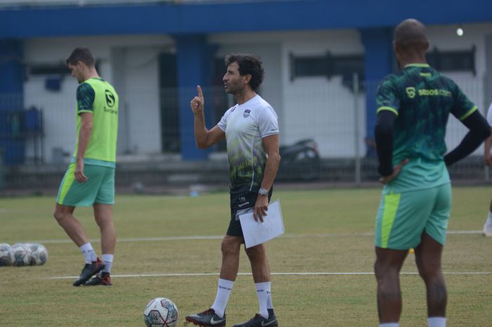 Latihan perdana Persib Bandung di bawah komando Luis Milla. 