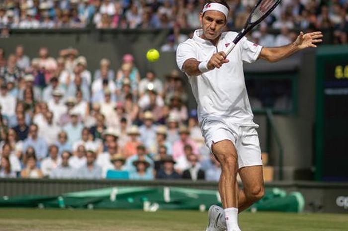 Petenis Putra Swiss, Roger Federer, saat menjalani pertandingan semifinal melawan Rafael Nadal (Spanyol) pada semifinal Wimbledon 2019 di di Centre Court All England Lawn Tennis and Croquet Club, Wimbledon, Inggris, Jumat (12/7/2019).