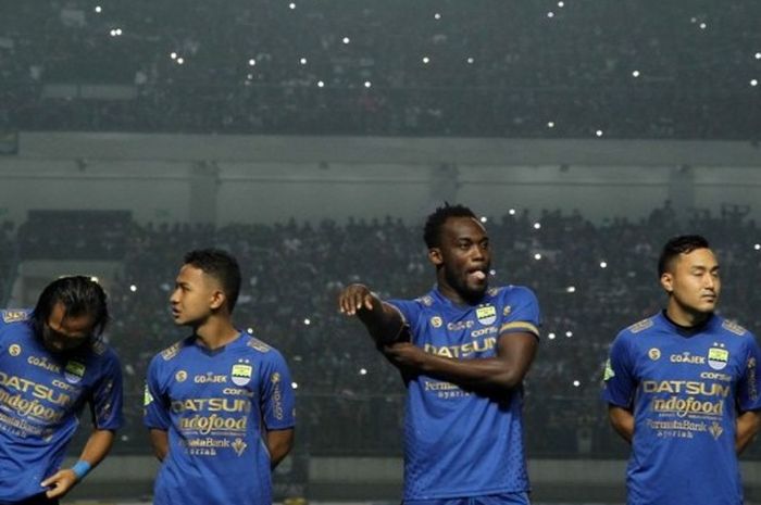     Gelandang Persib Bandung, Michael Essien (tengah), menjelang sepak mula partai pembuka Liga 1 2017.