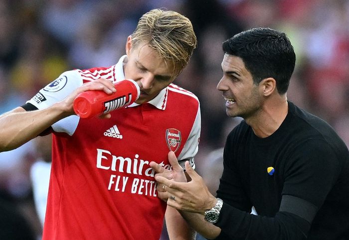 Gelandang Arsenal, Martin Odegaard, berbicara dengan pelatih Mikel Arteta dalam laga Liga Inggris kontra Fulham di Stadion Emirates, 27 Agustus 2022.