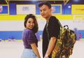 Modisnya Gaya Busana Liburan Gisella Anastasia Saat Berpose Mesra dengan Wijin di Depan Mesin Minuman Osaka