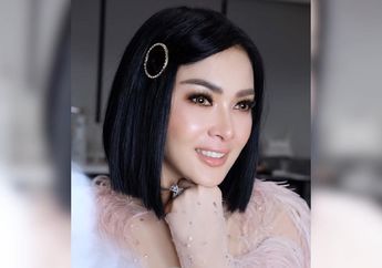 Tampil Santai Pakai Outfit Serba Putih, Syahrini Cuek Geletakkan Tas Limited Edition Seharga Rp 1,8 Miliar di Kursi
