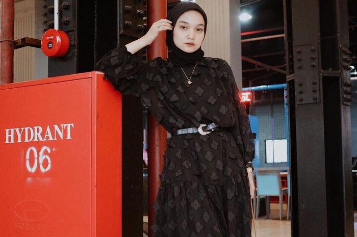 5 Cara Pakai Dress Hijab Warna Hitam Supaya Kelihatan Lebih Modis