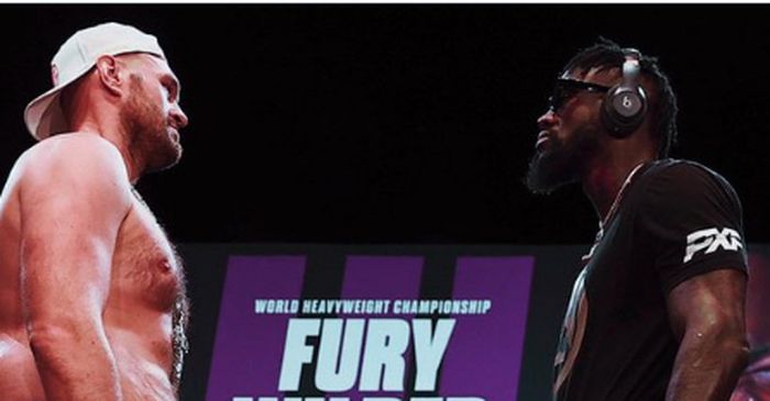 Tyson Fury (kiri) dan Deontay Wilder (kanan) saat sesi tatap muka usai konferensi pers duel, di Las Vegas, Amerika Serikat, Rabu (16/6/2021).