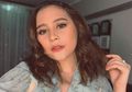 Mengintip Penampilan Prilly Latuconsina Saat Pamer Perut Rata dengan Kaos Oblong yang Super Seksi