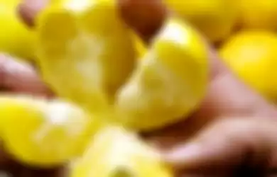 Kelupaan Taruh Lemon Di Freezer, Gak Disangka Begitu Dimakan Malah Sujud Syukur Lihat Efeknya, Ada Apa?