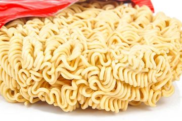 Konsumsi mi instan yang didiamkan selama setahun, 9 anggota keluarga ini meninggal dunia.