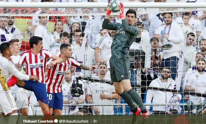 Aksi Thibaut Courtois menyelamatkan gawangnya pada pertandingan derbi Madrid, Sabtu (1/2/2020).