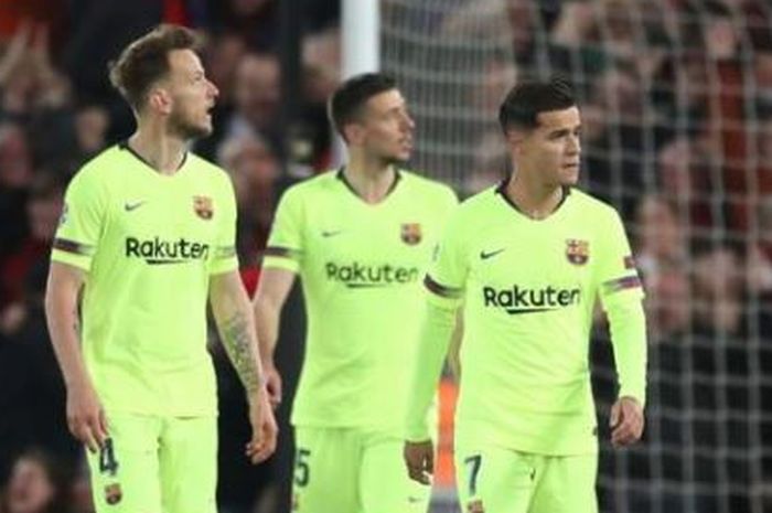 Para pemain Barcelona, Philippe Coutinho, Ivan Rakitic, dan Clement Lenglet bereaksi setelah Liverpool mencetak gol ke gawang mereka pada laga semifinal leg kedua Liga Champions, Rabu (8/5/2019) dini hari WIB.