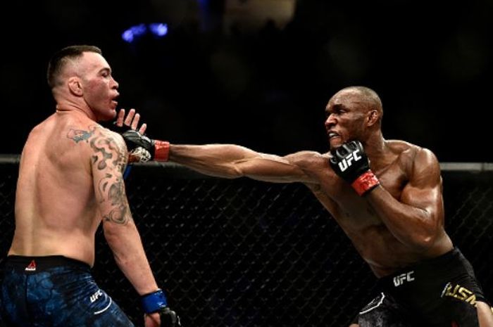 Colby Covington (kiri) dan Kamaru Usman (kanan) saat bertarung pertama kali pada UFC 245, Desember 2019 lalu.