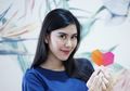 Terima Penghargaan, Syahnaz Sadiqah Tampil Mewah Tenteng Tas Ratusan Juta Rupiah, Netizen: Makin Cantik Hamil Anak Kembar!