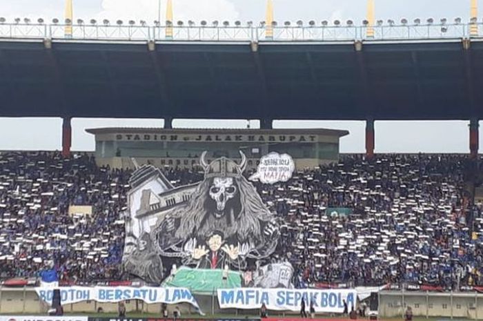Spanduk bobotoh bersatu lawan mafia sepak bola yang dibentangkan suporter Persib Bandung jelang laga perdana Grup A Piala Presiden 2019 melawan PS Tira Persikabo di Stadion Jalak Harupat, Soreng, Sabtu (2/3/2019). 