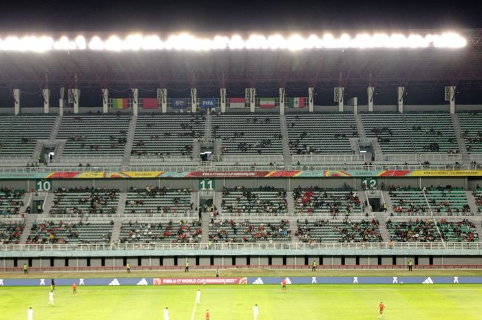 Disindir Media Vietnam Bau Sampah, Walkot Surabaya Pastikan GBT Bebas Aroma  Busuk Selama ASEAN Cup U-19 2024 - Superball.id