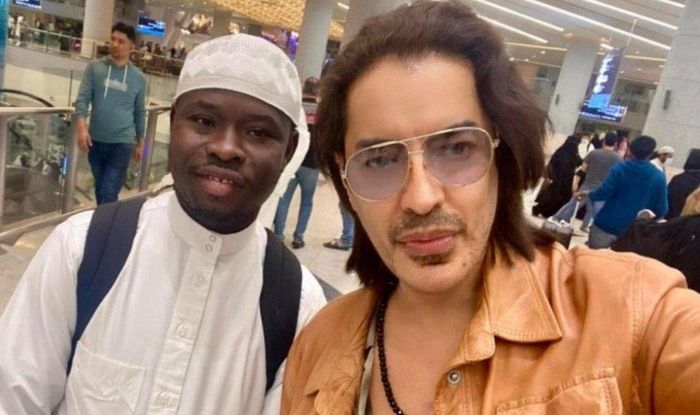 Danny Lambo bertemu dengan seorang pelajar di bandara