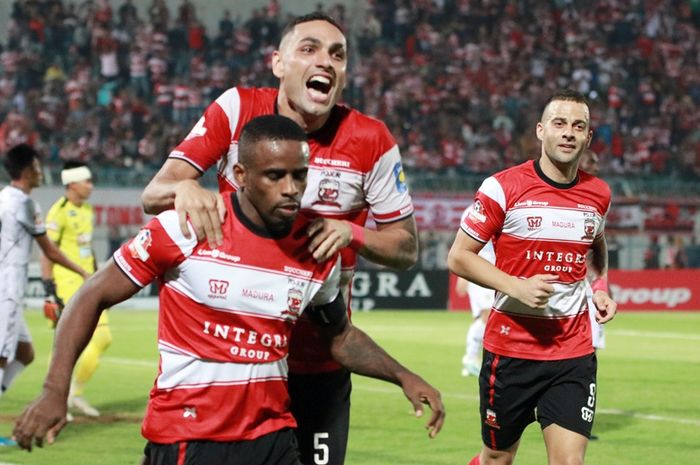 Para pemain Madura United merayakan gol Greg Nwokolo ke gawang PS Tira Persikabo di Stadion Gelora Bangkalan, Rabu (30/10/2019).