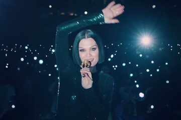 Lirik Lagu Flashlight Lengkap Dengan Terjemahan Bahasa Indonesia Sonora Id