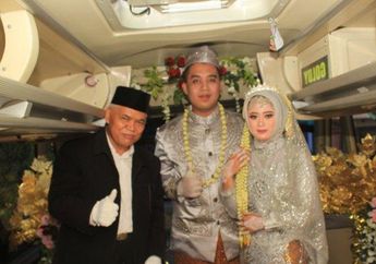 Unik Banget! Karena Terhalang PPKM, Pasangan Viral Ini Gelar Pesta Pernikahan di Dalam Bus yang Melaju Kencang