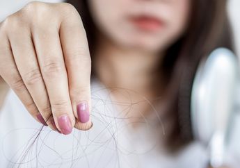 Cara Menghilangkan Rambut Rontok hingga Penyebab yang Biasa Terjadi