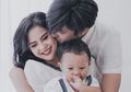 Nonton Sambil Peluk Buah Hati Jadi #FamilyQuality Pilihan Mytha Lestari, Rupanya Ini Manfaat Ajak Buah Hati Melihat Acara Televisi Bersama