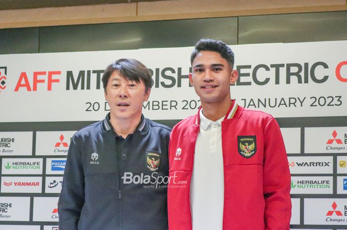Pelatih Timnas Indonesia Shin Tae-yong dan Marselino Ferdinan berfoto bersama seusai konferensi pers.