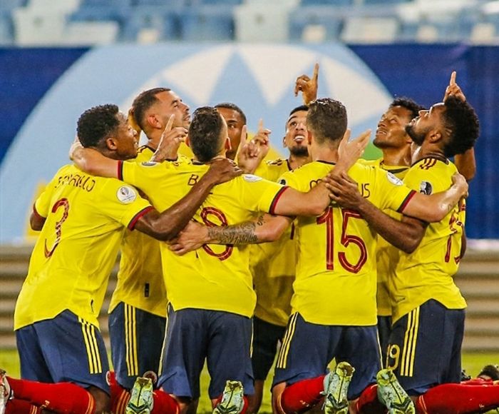 Para pemain timnas Kolombia merayakan gol yang dicetak Edwin Cardona pada laga Copa America 2021 melawan timnas Ekuador di Arena Pantanal, Brasil, pada Minggu (13/6/2021) 
