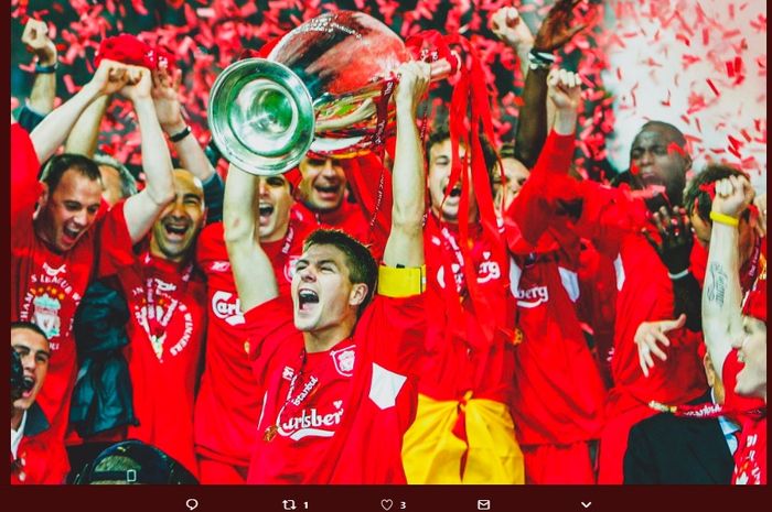 Kapten Liverpool, Steven Gerrard, mengangkat trofi Liga Champions 2004-2005 setelah berhasil mengalahkan AC Milan.