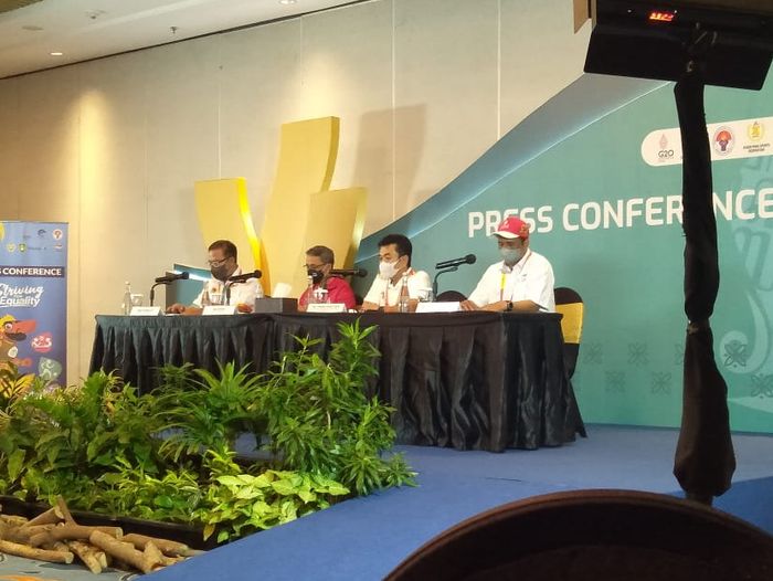 Sekjen INASPOC, Rima Ferdianto (kiri) saat menghadiri konferensi pers jelang penutupan ASEAN Para Games 2022 di Swiss Belinn Hote, Solo, Jumat (5/8/2022)