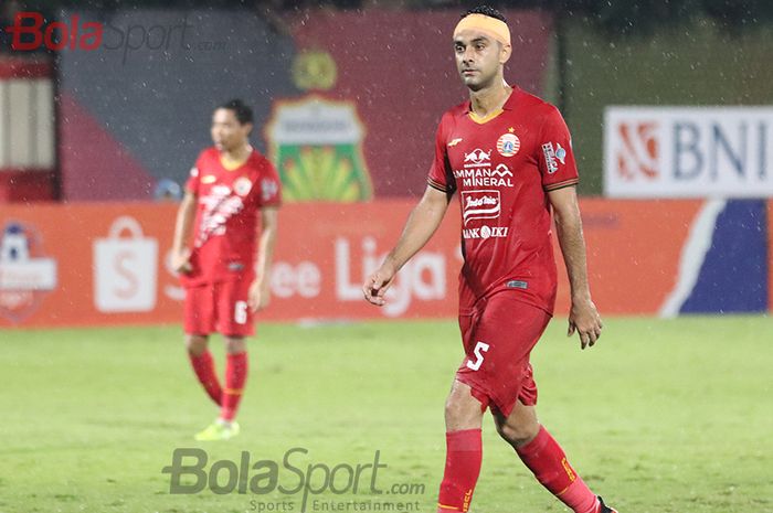 Bek Persija Jakarta, Otavio Dutra, mendapatkan balutan dikepalanya, ketika laga Bhayangkara FC malawan Persija Jakarta di Stadion PTIK, Melawai, Jakarta Selatan (14/3/2020)