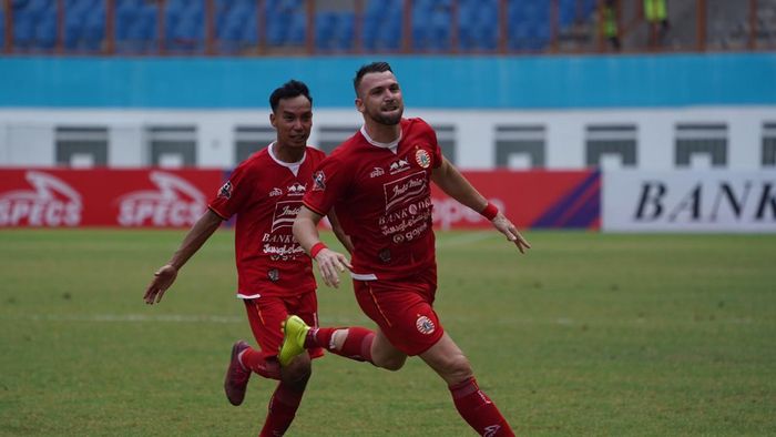 Penyerang Persija Jakarta, Marko Simic, melakukan selebrasi usai berhasil mencetak gol kala menghadapi Borneo FC di Stadion Wibawa Mukti, Bekasi pada Senin (11/11/2019).