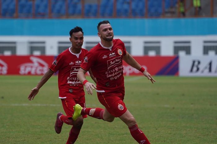 Penyerang Persija Jakarta, Marko Simic, melakukan selebrasi usai berhasil mencetak gol kala menghadapi Borneo FC di Stadion Wibawa Mukti, Bekasi pada Senin (11/11/2019).