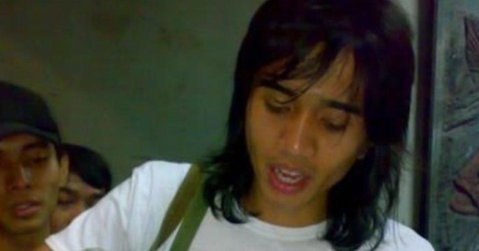 Duta memiliki rambut gondrong.