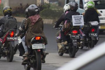 PDP corona di prabumulih buat khawatir karena berkeliaran menggunakan ojek.