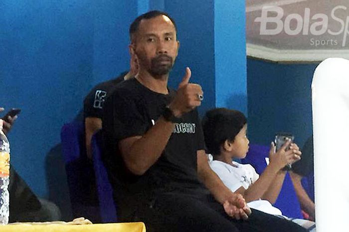 Legenda Persebaya Surabaya, Uston Nawawi, menyaksikan laga Piala AFF U-16 antara timnas U-16 Indones