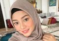 Tampil Berhijab Saat Foto Bareng Keluarga Rayakan Lebaran, Penampilan Aurel Hermansyah Jadi Sorotan!