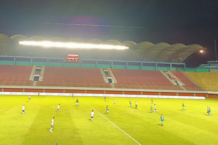 Suasana pertandingan PSS Sleman vs Rans Nusantara FC pada laga pekan ke-22 Liga 1 2023/2024 di Stadion Maguwoharjo, Sleman, Yogyakarta, pada Jumat (8/12/2023).